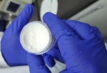Investigadores chilenos desarrollan crema con ingrediente natural derivado de una bacteria antártica que podría reemplazar químicos en cosmética crema
