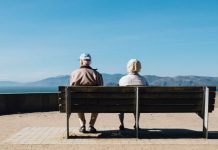 Cuidar en Casa vs. Residencia: Guía para una Decisión Consciente con tu Familiar Mayor