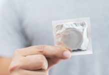 El condón no se jubila: cómo vivir la sexualidad plena y segura después de los 60