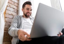 Del ASAP al OOO: las expresiones en inglés que dominan la nueva cultura laboral chilena