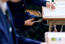 ¿Cómo afrontar la nueva Ley que prohibirá el uso de celulares en salas de clases?: Conoce las recomendaciones para padres y colegios
