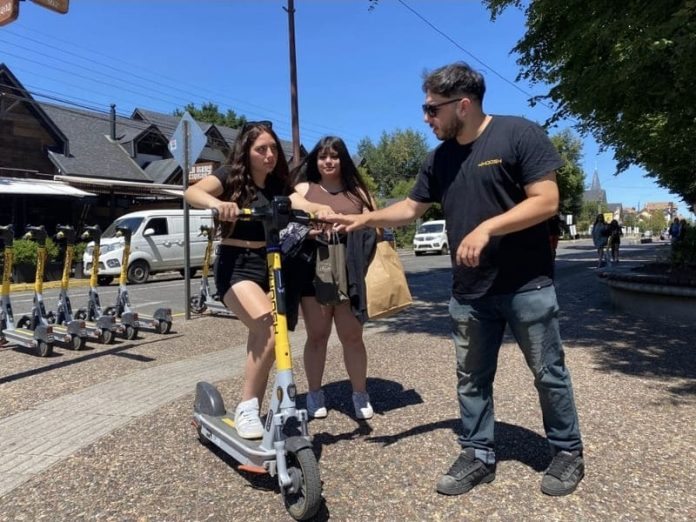 Municipalidad de Pucón y Whoosh coordinan acciones de seguridad para el correcto uso de scooters