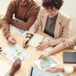 Ranking con las carreras mejor remuneradas en Chile en 2026 para profesionales bilingües