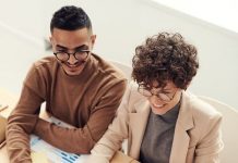 Ranking con las carreras mejor remuneradas en Chile en 2026 para profesionales bilingües