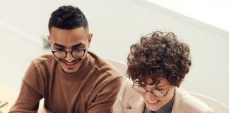 Ranking con las carreras mejor remuneradas en Chile en 2026 para profesionales bilingües