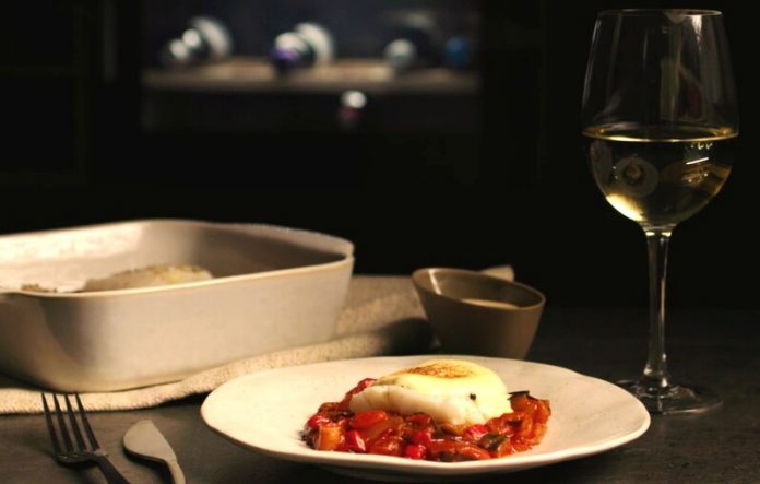 Sabores mediterráneos llegan a la mesa de la mano de una merluza al alioli