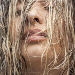 ¿Secarse o no secarse el cabello? Mitos y verdades sobre el cuidado capilar en verano ¿Secarse o no secarse el cabello? Mitos y verdades sobre el cuidado capilar en verano