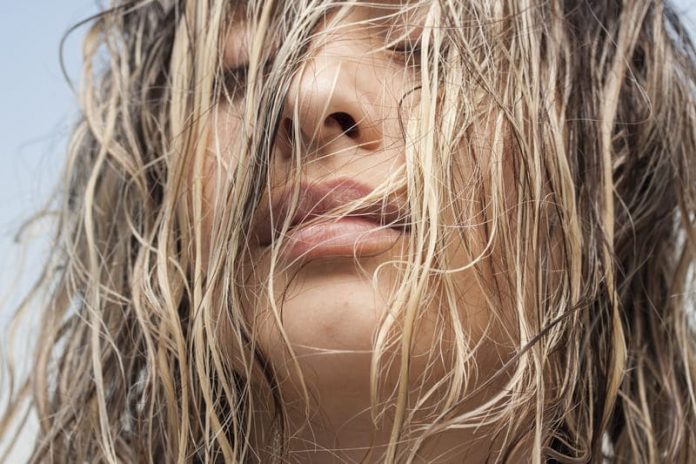 ¿Secarse o no secarse el cabello? Mitos y verdades sobre el cuidado capilar en verano