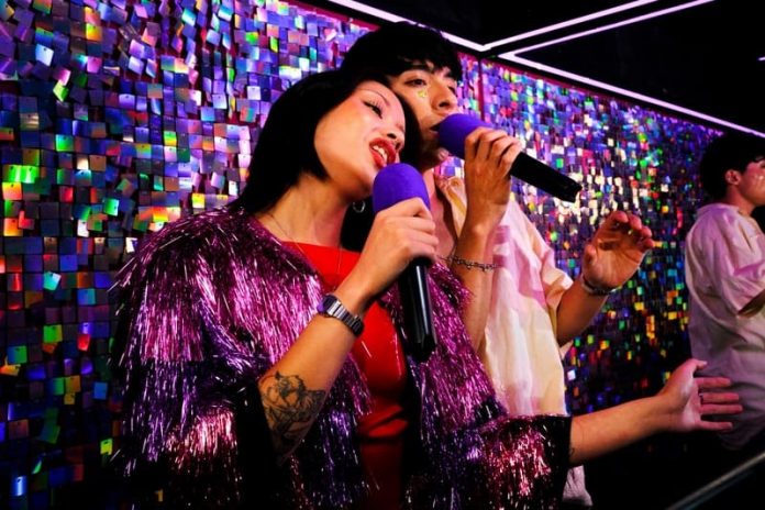 Ocho salas privadas y tecnología de alto estándar: abre en Santiago un nuevo concepto de karaoke inmersivo
