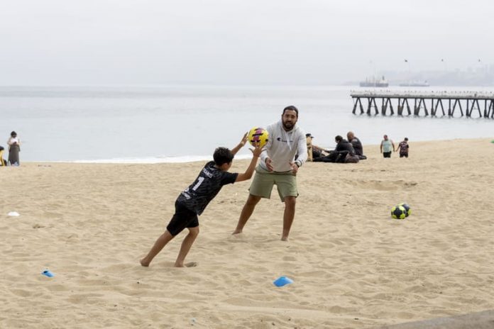 Valparaíso impulsa el deporte y la vida saludable en sus playas con el programa “Todo Pasa en la Playa”