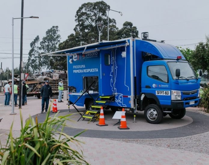 Entel y Desafío Levantemos Chile entregan celulares a personas mayores afectadas por los incendios en Biobío y Ñuble