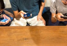 Celulares fuera del aula: recomendaciones para acompañar la nueva normativa