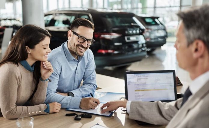 Cómo cuidar la salud crediticia en pareja, según Experian Chile
