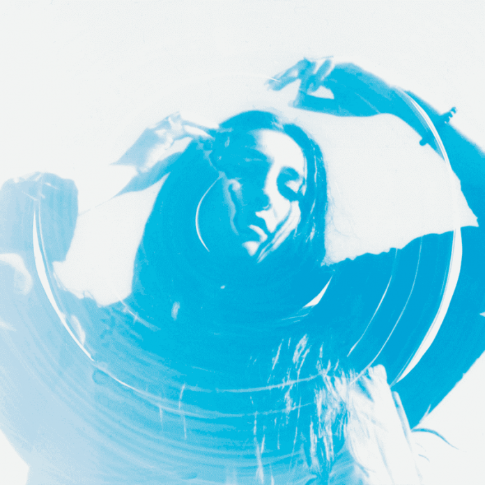 Maria Simon marca su nueva etapa artística con el lanzamiento de su single “Fuego Tan Frío”