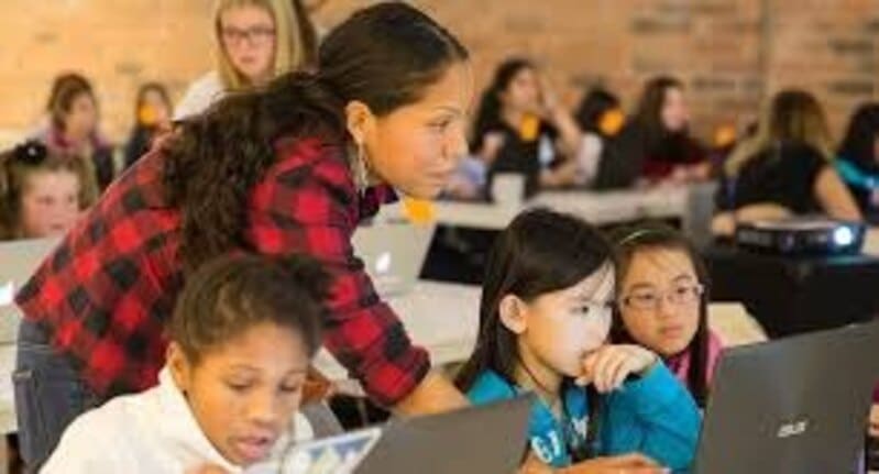 Se acerca el retorno a clases: Cómo la IA está mejorando la atención en educación. ZeroQ.