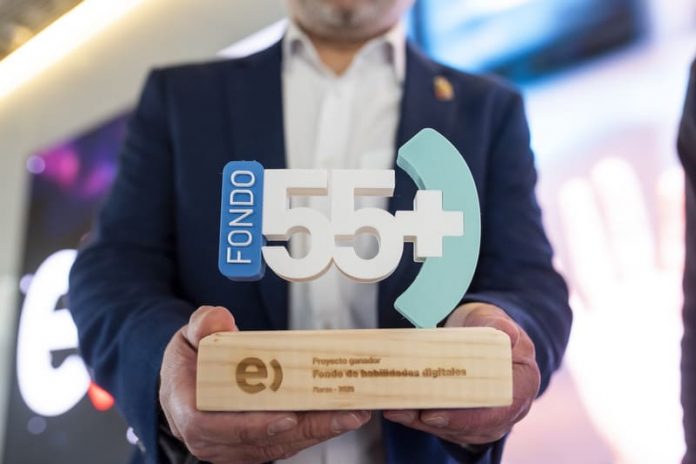 Último mes para postular: Fondo 55+ de Entel destinará $ 360 millones para inclusión digital de personas mayores