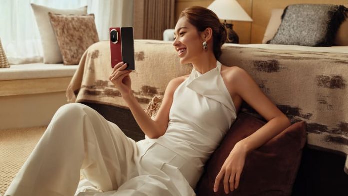 Mate X7 典藏版_Product_Creative lifestyle shot_Headquarter_MKT_Delphi_KSP Shot_HQ_Lifestyle_坐姿使用手机-红_CN_16-9_JPG_20251115 (1) HUAWEI Mate X7: un diseño 2 en 1 que combina la experiencia de una tablet con la resistencia de un smartphone.