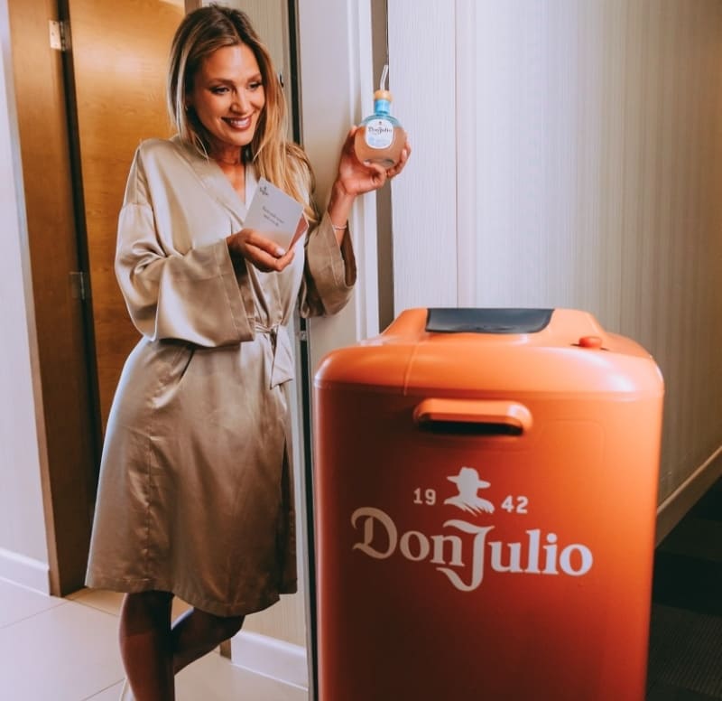 Tequila Don Julio sorprende en la previa de la Gala de Viña 2026 con un exclusivo room service robótico de innovación chilena