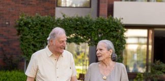 No escuchar bien aísla, hace perder capacidades y aumenta los riesgos en las personas mayores