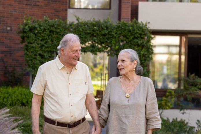 No escuchar bien aísla, hace perder capacidades y aumenta los riesgos en las personas mayores