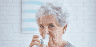 El lado menos visible del verano: los riesgos y desafíos del cuidado en personas mayores