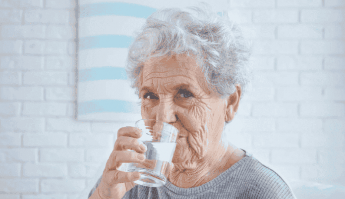 El lado menos visible del verano: los riesgos y desafíos del cuidado en personas mayores