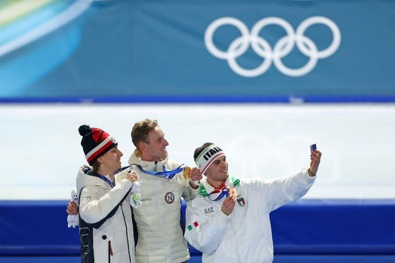 MILÁN, ITALIA – 08 DE FEBRERO: El medallista de oro Sander Eitrem del Equipo Noruega, el medallista de plata Metodej Jilek del Equipo Chequia y el medallista de bronce Riccardo Lorello del Equipo Italia se toman una Victory Selfie con el Samsung Galaxy Z Flip7 Olympic Edition después de la ceremonia de medallas de los 5.000 m masculinos de patinaje de velocidad, en el segundo día de los Juegos Olímpicos de Invierno Milano Cortina 2026, en el Estadio de Patinaje de Velocidad de Milán, el 08 de febrero de 2026 en Milán, Italia. (Foto por Sarah Stier/Getty Images).