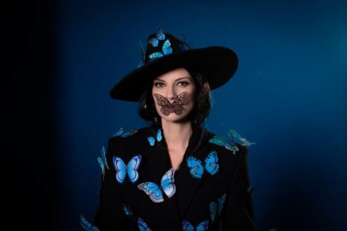 unnamed Laura Pausini estrena “Mariposa Tecknicolor”