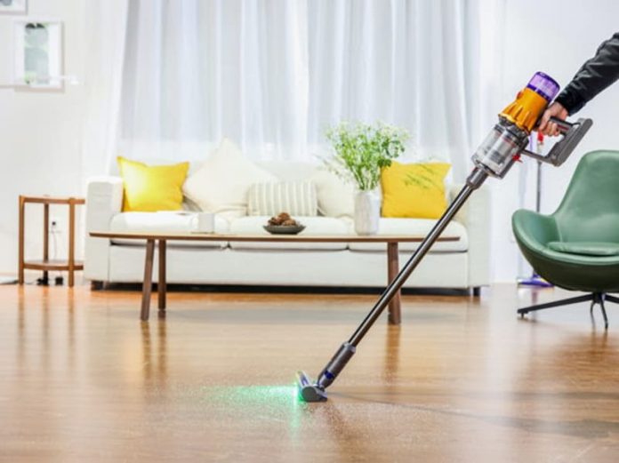 Tecnología láser en aspiradoras permite visualizar y eliminar alérgenos invisibles que aumentan este verano. Dyson