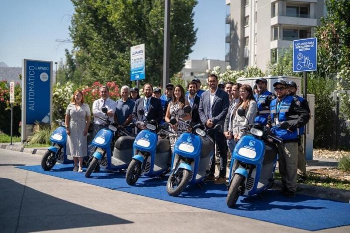 Huechuraba presenta su primera flota de motos para seguridad municipal: son eléctricas y de baterías intercambiables