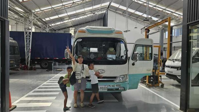 Una familia coreana recorre el mundo en un bus Hyundai… y encontró ayuda en Chile cuando más la necesitó