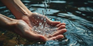 ¿Sabías que puedes gastar hasta 600 litros al mes esperando que se caliente la ducha? Experto entrega claves para ahorrar