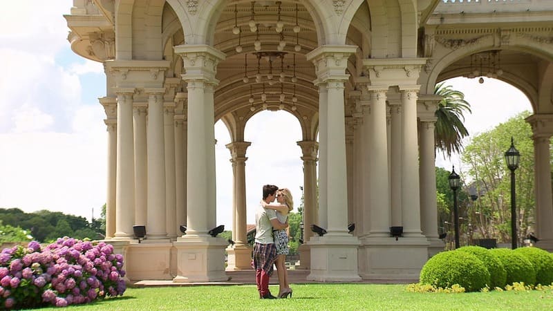 El beso de Ámbar y Simón