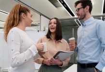 Del ASAP AL FYI: Las expresiones en inglés que dominan la nueva cultura laboral chilena