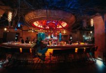 Matt Laug, baterista de AC/DC, sorprende en Santiago y vive noche rockera en Nowa’s Cantina