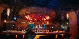 Matt Laug, baterista de AC/DC, sorprende en Santiago y vive noche rockera en Nowa’s Cantina