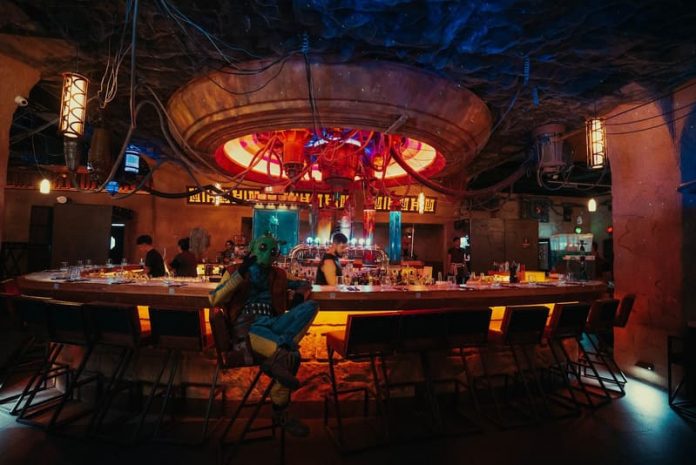 Matt Laug, baterista de AC/DC, sorprende en Santiago y vive noche rockera en Nowa’s Cantina