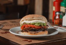 Fuente Chilena llega por primera vez a ÑAM con su propuesta de sandwichería chilena Fuente Chilena