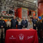 Bomberos de Santiago y Old Spice sellan alianza que beneficiará a cerca de 1.000 voluntarios y voluntarias Bomberos