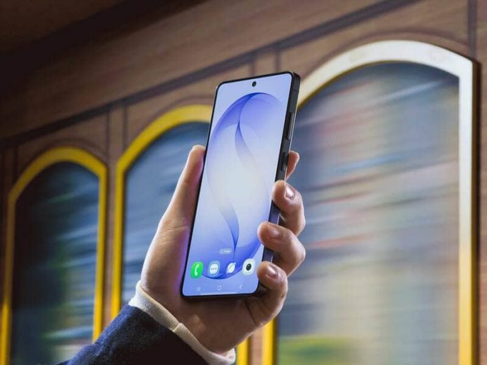 015-lifesytle-galaxy-s26ultra-cobaltviolet-privacy-display-partial-trambooth Samsung Galaxy