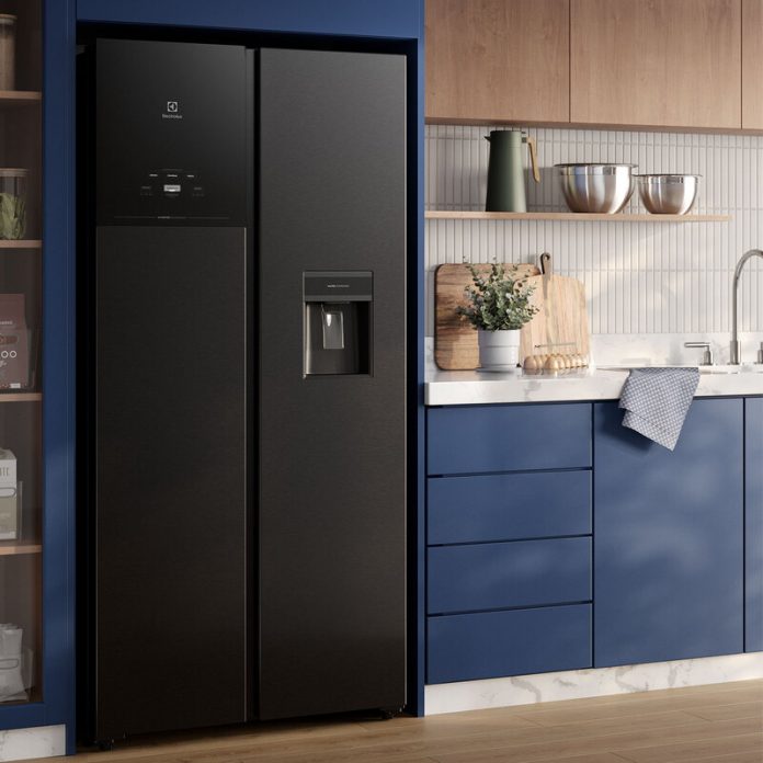 11.- Refrigerador Electrolux Ambientada 1 ES50B 1500px (1) Black Sale Mademsa