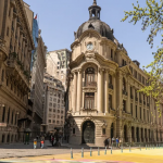 Santiago Centro cambia de rostro: menos bancos y más restaurantes, cafés y servicios a pie de calle Santiago