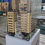 Innovación “pieza a pieza”: la ingeniera de SONDA que replicó el icónico edificio corporativo con más de 13.000 piezas de LEGO Lego