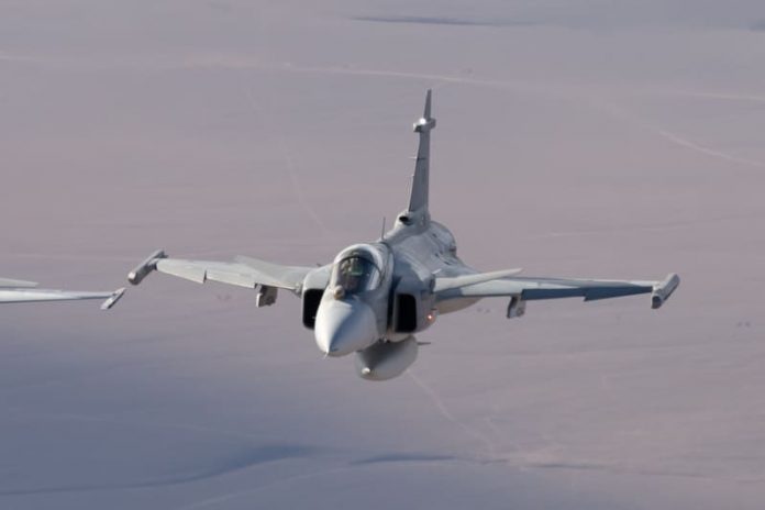 Un F-39E Gripen sobrevuela el desierto de Atacama (1) F-39E