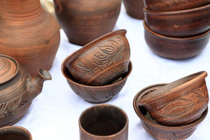 clay-dishes-on-counter-in-a-market-2026-03-25-23-28-21-utc.jpg (1) Expo Gres