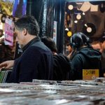 Platos a cinco lucas, feria de vinilos y juguetes de culto: Los imperdibles del Persa Víctor Manuel para este fin de semana Persa Víctor Manuel|