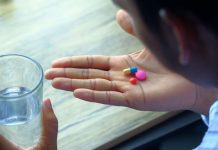 ¿Con qué tomas tus medicamentos? Café, leche y algunos jugos pueden alterar su efecto medicamentos