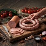 El motor del asado dieciochero: cecinas y embutidos se posicionan como los protagonistas de la temporada Asado