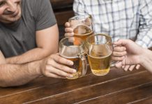 ¿Café para contrarrestar los efectos del alcohol? Especialista de INDISA explica por qué este popular mito puede ser riesgoso café