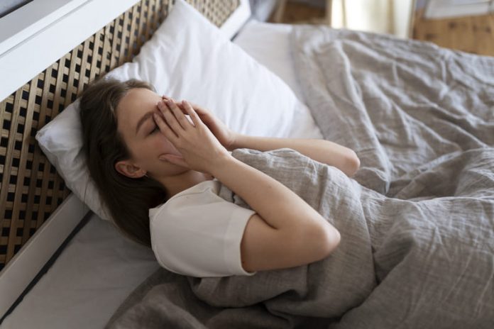 high-angle-anxious-woman-laying-bed (1) respiras